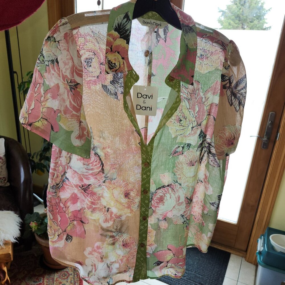 25262 NWT Davi & Dani Button Down Surf Shirt Floral Mix